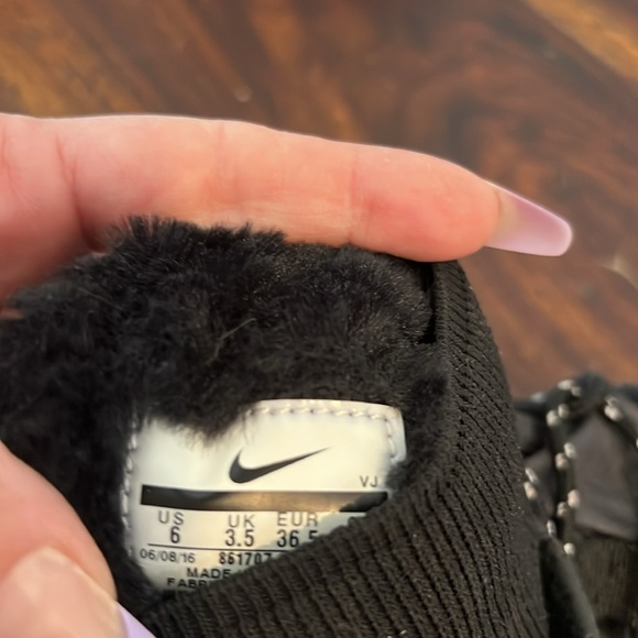 nike boots with fur lining womens 6 black - Picture 3 of 3